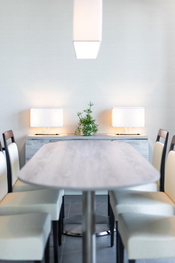 Oakwood Suites Yokohama 横滨 外观 照片 A table with a tablecloth