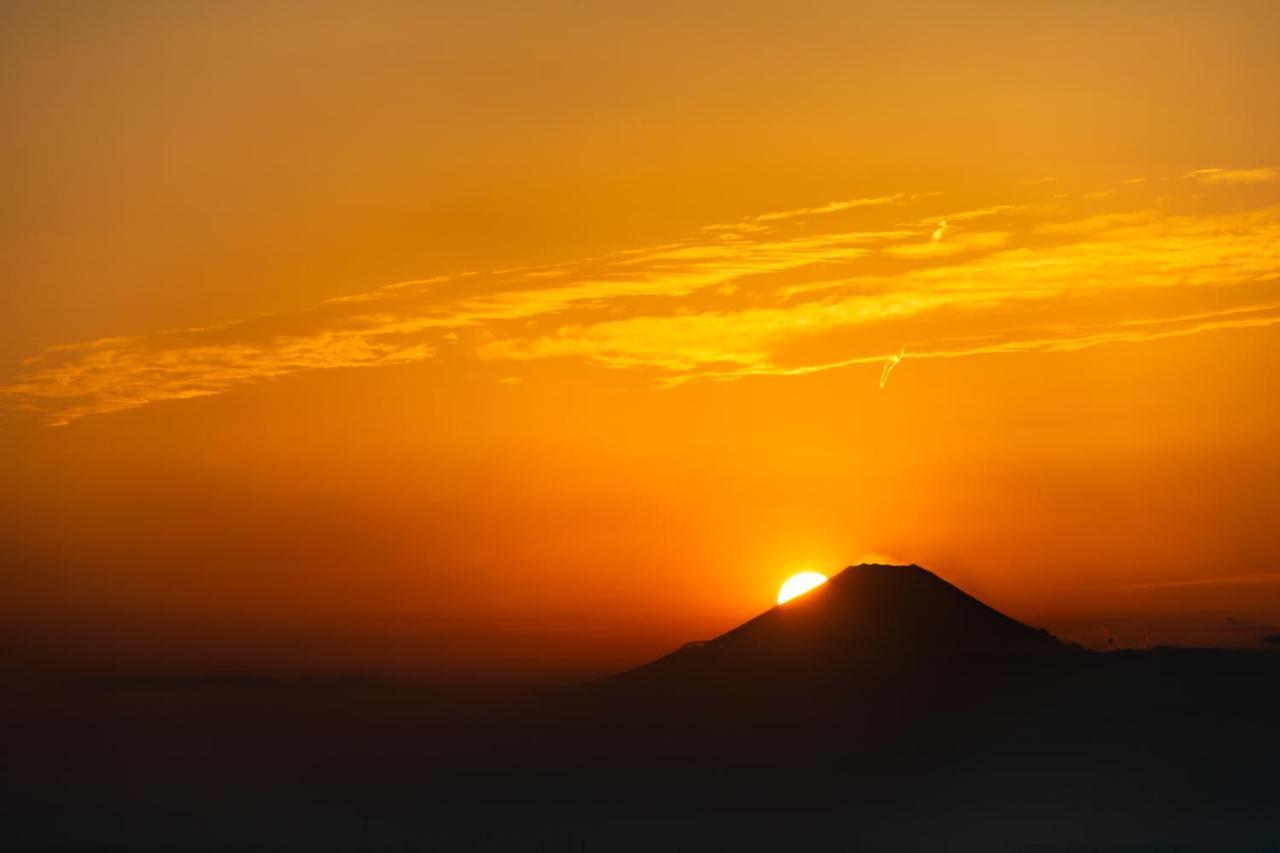 Oakwood Suites Yokohama 横滨 外观 照片 Sunset over Mount Apo