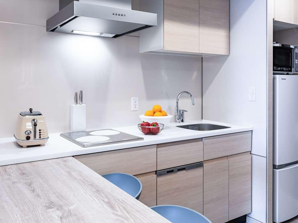 Oakwood Suites Yokohama 横滨 外观 照片 A typical kitchen in a student residence hall at the University of Waterloo